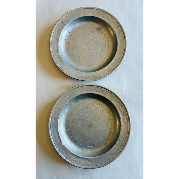Set of 2 Columbia Wilton Armetale Pewter Gates House Tavern 9” Dinner Plates - Picture 1 of 7